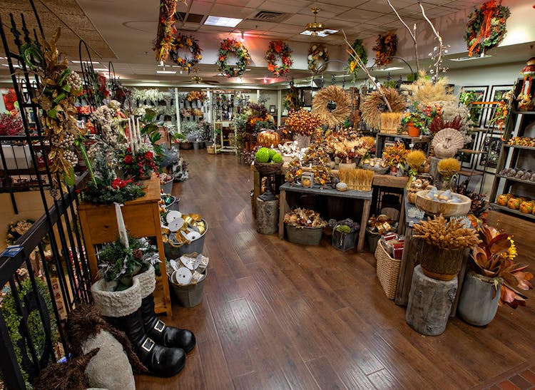 In addition to flowers and plants, Nanz and Kraft offers a range of gifts and decorations